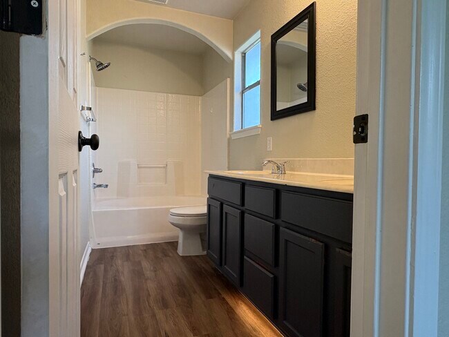 Foto del edificio - 711 Jorgette Dr