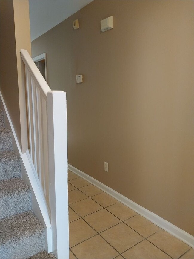 Building Photo - Cute townhome with 3 bd / 2.5 Bath