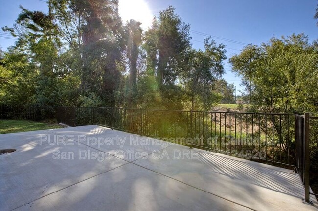 Building Photo - 1069 Felicidad Dr