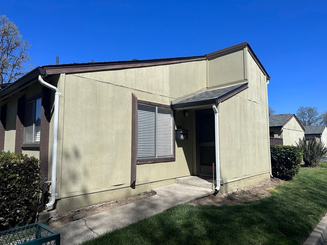 Primary Photo - Beautifully Updated 2 Bedroom 1 Bath Singl...