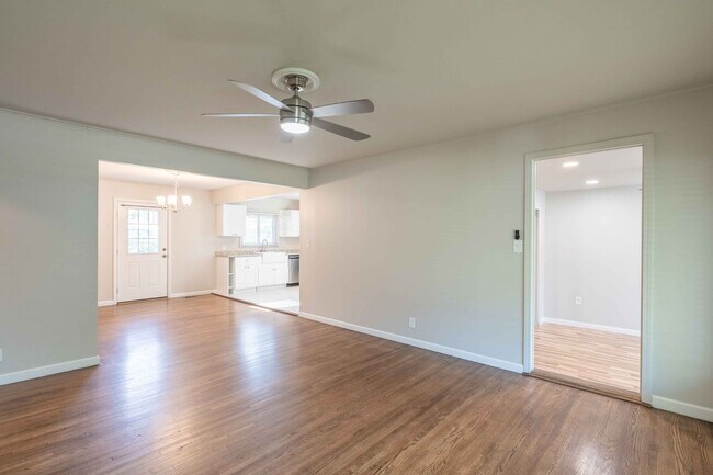 Building Photo - 4 bed/ 2 bath! Prime Location near Brooksi...