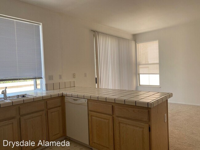 Building Photo - 3 br, 2.5 bath House - 114 Keil Bay (LO)