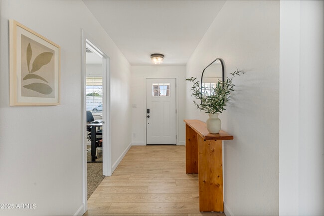 Building Photo - 718 W Vine Ave