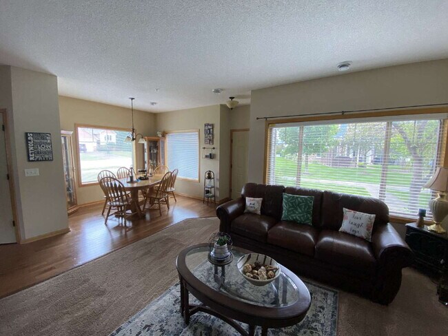 Foto del edificio - Roomy four-bed three-bath Townhome in Lino...