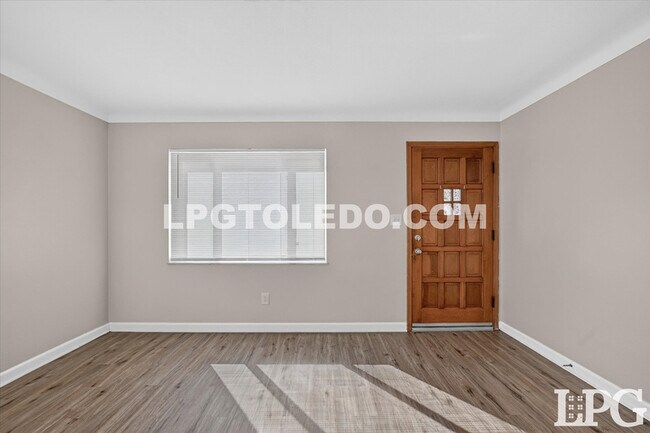 Foto del edificio - 1357 Corry Ave