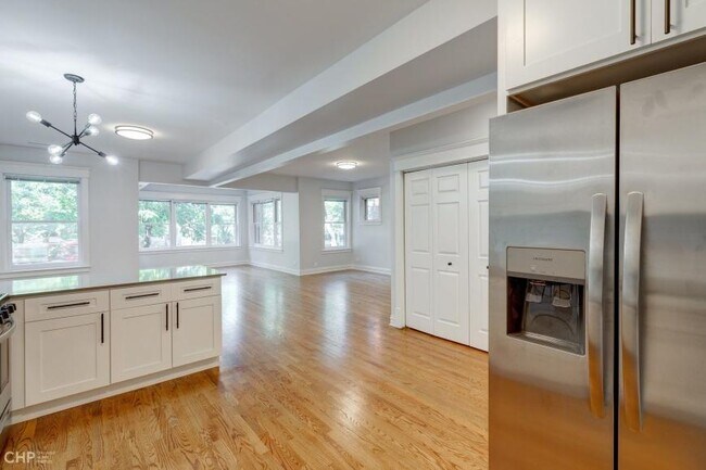 Building Photo - 4 bedroom in Chicago IL 60613