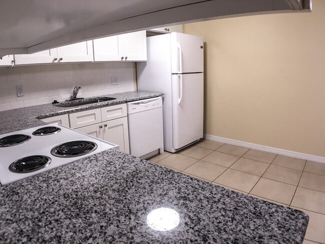 Foto del edificio - Three bedroom and two bathroom duplex -Poinciana
