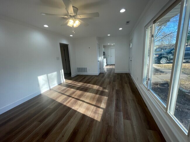 Building Photo - 517 E 11th St