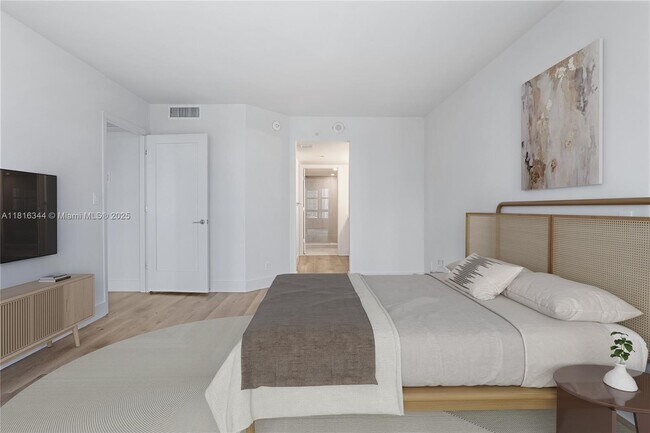 Foto del edificio - 555 NE 34th St