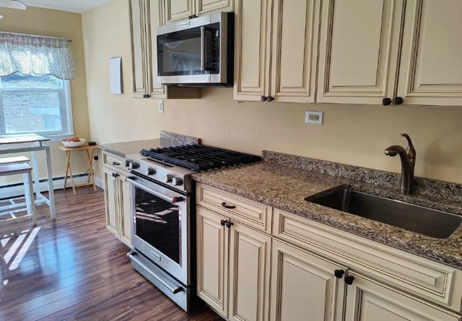 Building Photo - 184 Finmor Dr