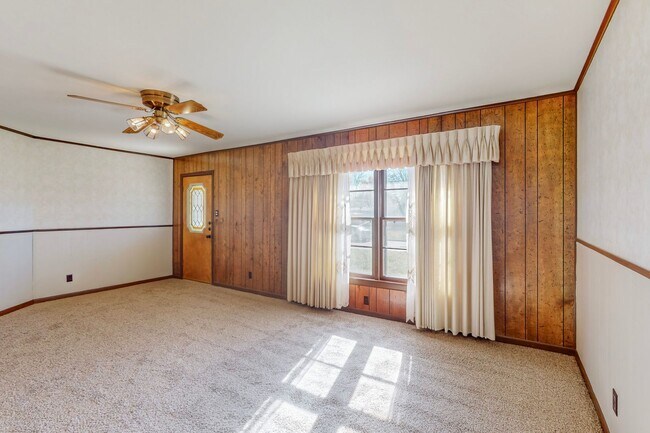 Foto del edificio - Charming 1965 3-Bedroom Home with Modern T...
