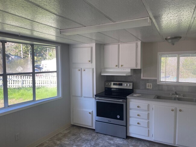 Building Photo - THREE BEDROOM MOBILE HOME IN CASTLE ROCK
