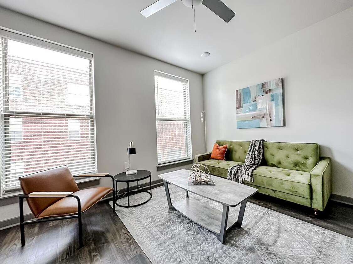 Foto principal - 217 E 4th St