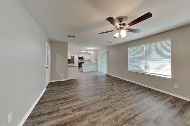 Building Photo - 9919 Villa Verde Dr