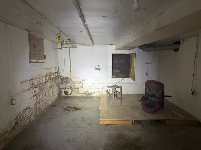 Building Photo - 107 E Archer Ave