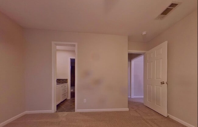 Foto del edificio - AVAILABLE NOW