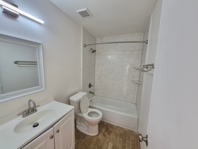 Foto del edificio - 5657 Heartwood Dr