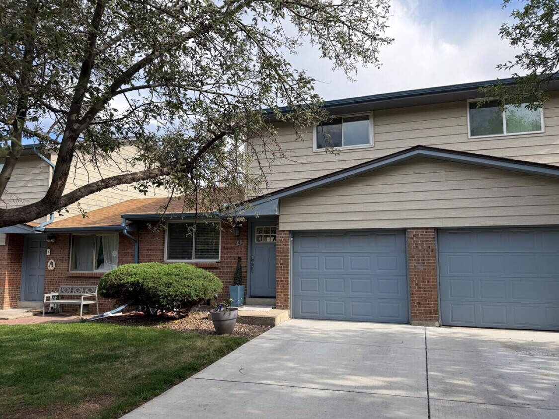 Charming 2-Bedroom Townhouse with Garage in Prime Arvada Location! - Charming 2-Bedroom Townhouse with Garage in Prime Arvada Location!