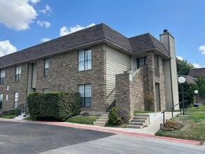 Building Photo - 200 Martingale