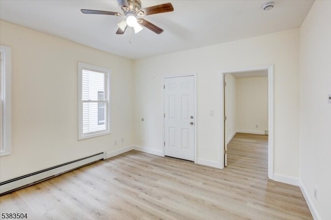 Building Photo - 546 Morris St