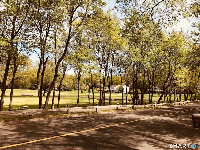 Foto del edificio - 133 Musket Ridge Rd