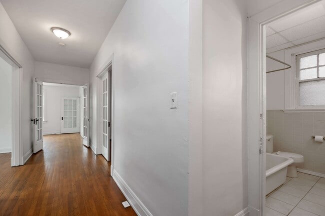 Pasillo y baño - 274 Senator Place