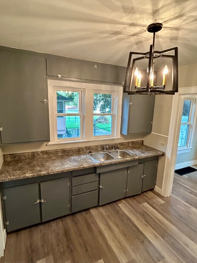 Building Photo - 323 E Kathleen St