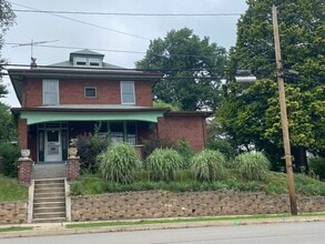 Building Photo - 470 Maple St