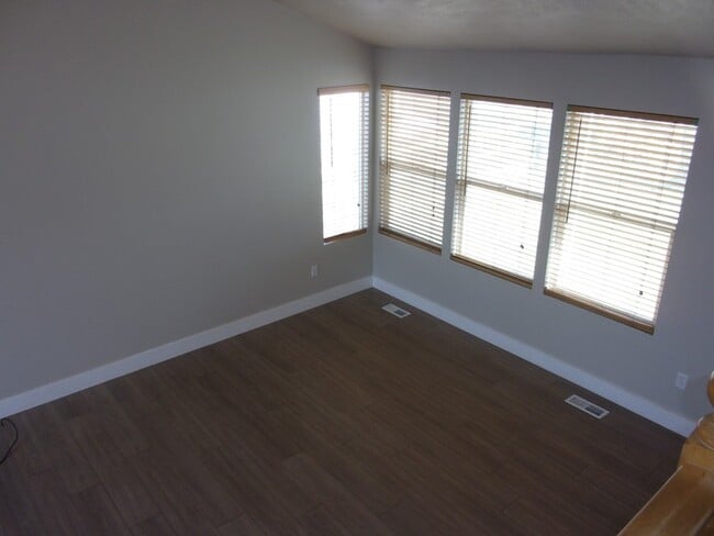 Foto del edificio - 1863 Twilight Ln E