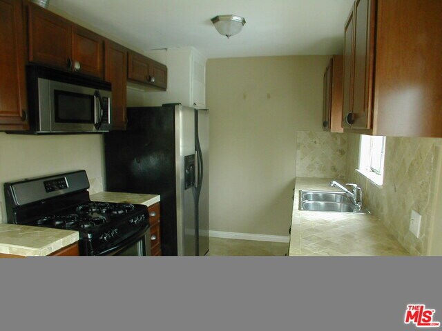 Building Photo - 2221 Ocean Park Blvd