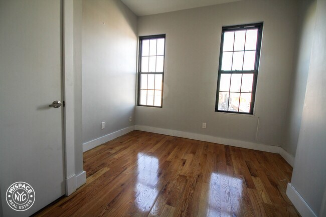 Foto del edificio - 10-48-48 Wyckoff Ave