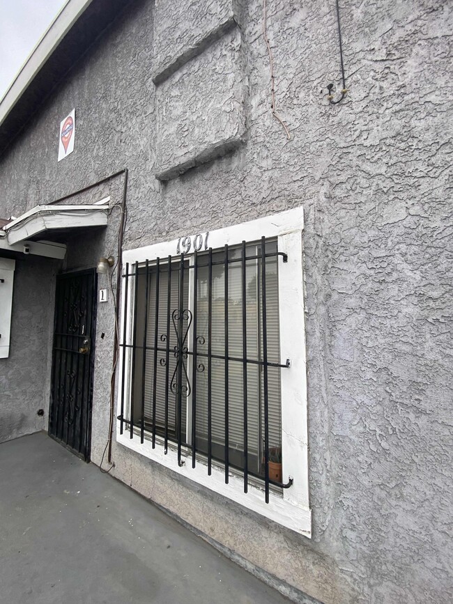 Foto del edificio - 1901 W Florence Ave