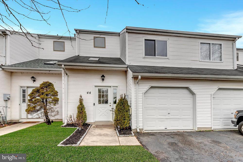 Primary Photo - 44 Coriander Dr