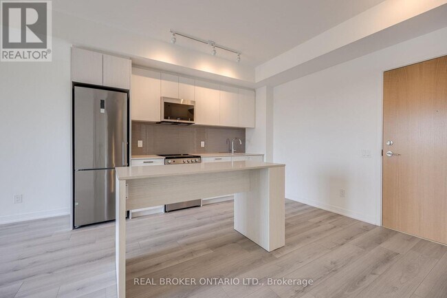 Photo du bâtiment - 1787 St Clair Ave W