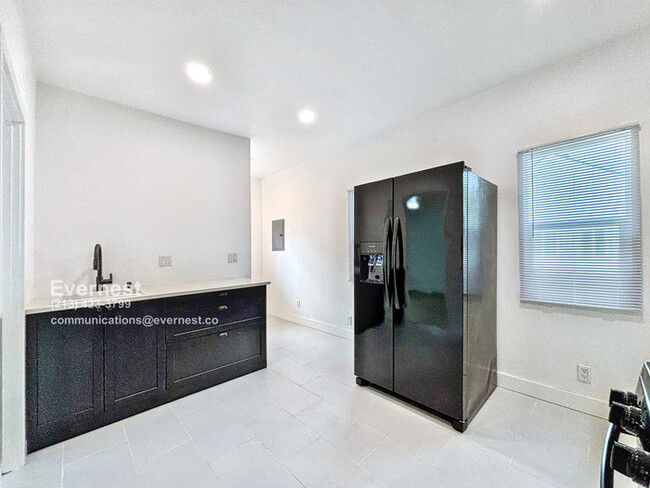 Building Photo - Lovely 2-Bedroom Duplex with Modern Comfor...