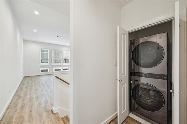 Foto del edificio - 1215 Highland Square Ln