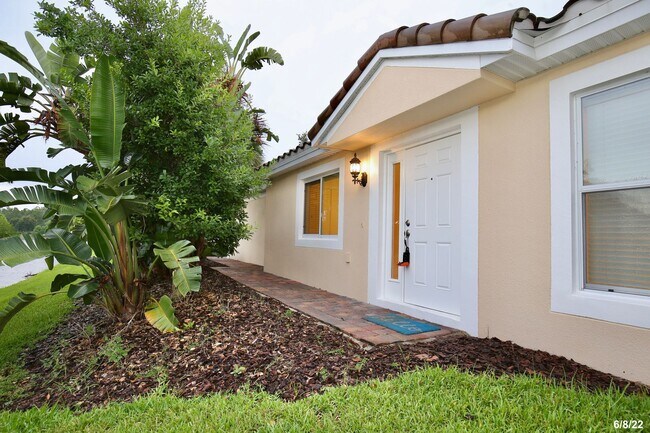 Foto del edificio - Beautiful 3/2 Corner Duplex with Water Vie...