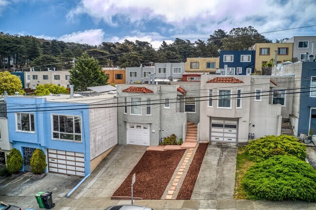 Foto del edificio - Single family house with garage and well m...