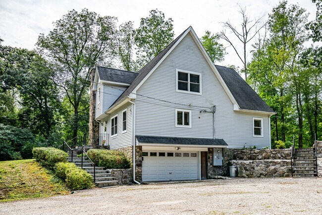 Building Photo - 8 Hillside Rd