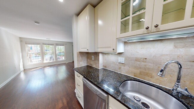 Foto del edificio - Columbia Heights Updated Two Bedroom/Two &...