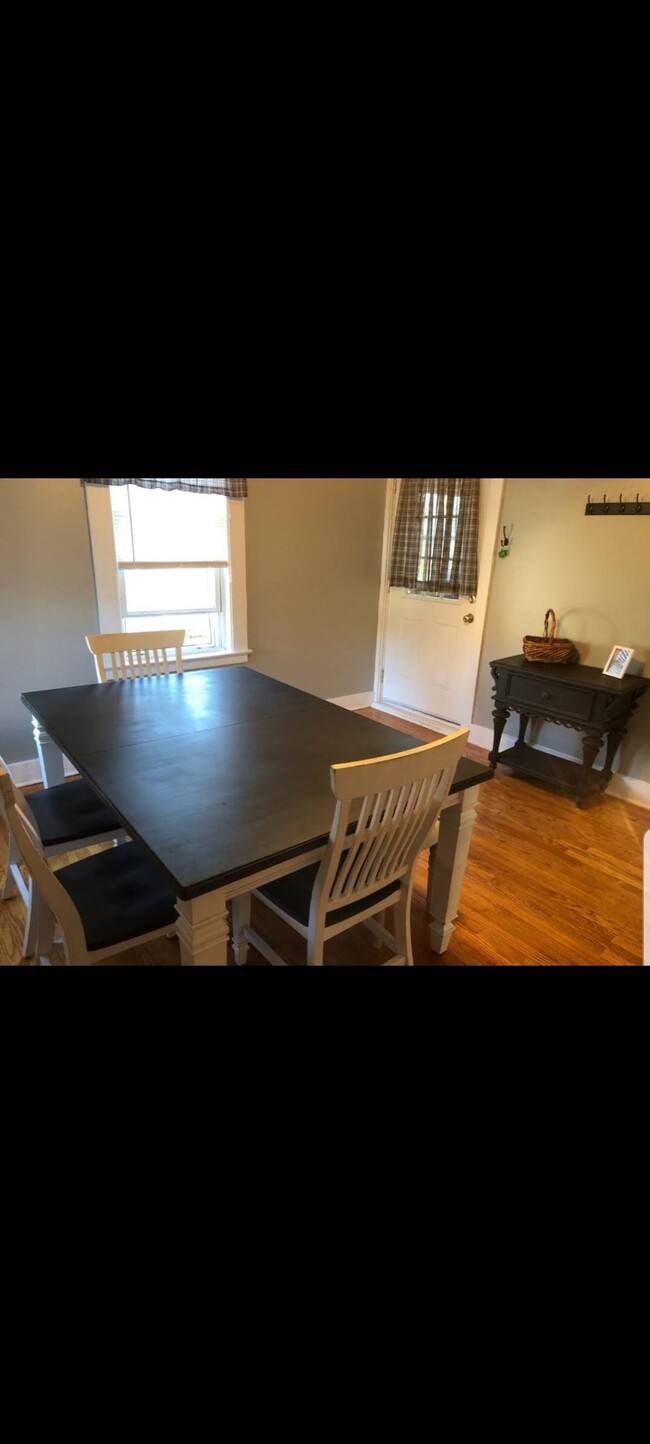 Dinning room - 265 N Main St