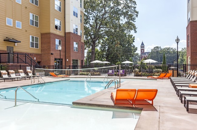 Piscina - Campus View Apartments-Per Bed Leases