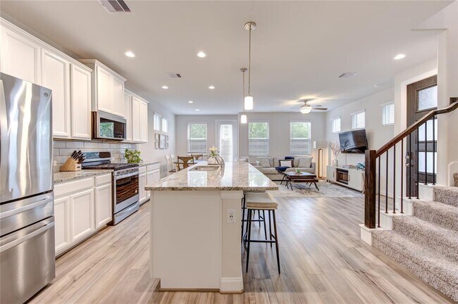 Foto del edificio - 9834 Rugged Oaks Dr