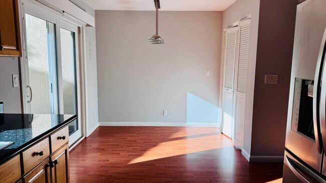 Building Photo - Charming 3BR/1.5BA Townhouse in Pleasanton...