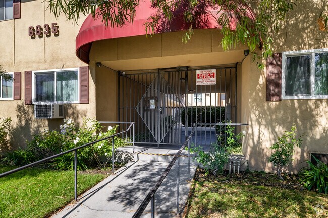 Entrada - 6635 Wilkinson Ave