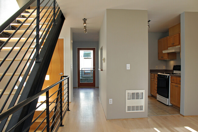 Building Photo - Lovely 3 Bed, 2 Bath Townhouse in North Tabor