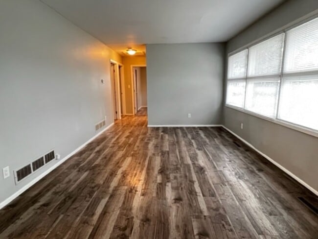 Building Photo - 3 BR/ 1 BA w/ renovated kitchen and bath