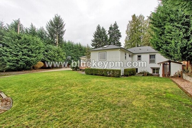 Foto del edificio - 3 Bed, 3 Bath Home with a LARGE 1/2 Acre Yard and Deck, Boathouse and 2 Bonus Rooms