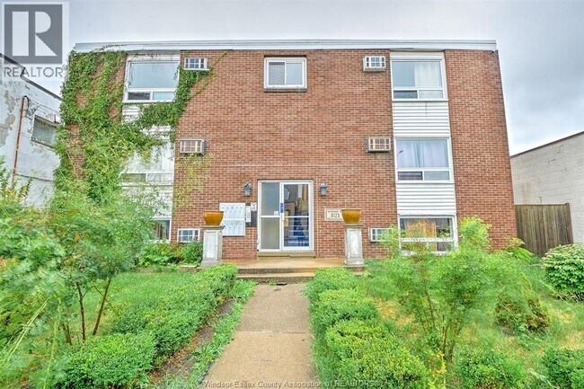 Photo du bâtiment - 821 Pillette Rd