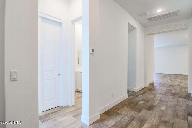 Foto del edificio - 4670 N 212th Ave